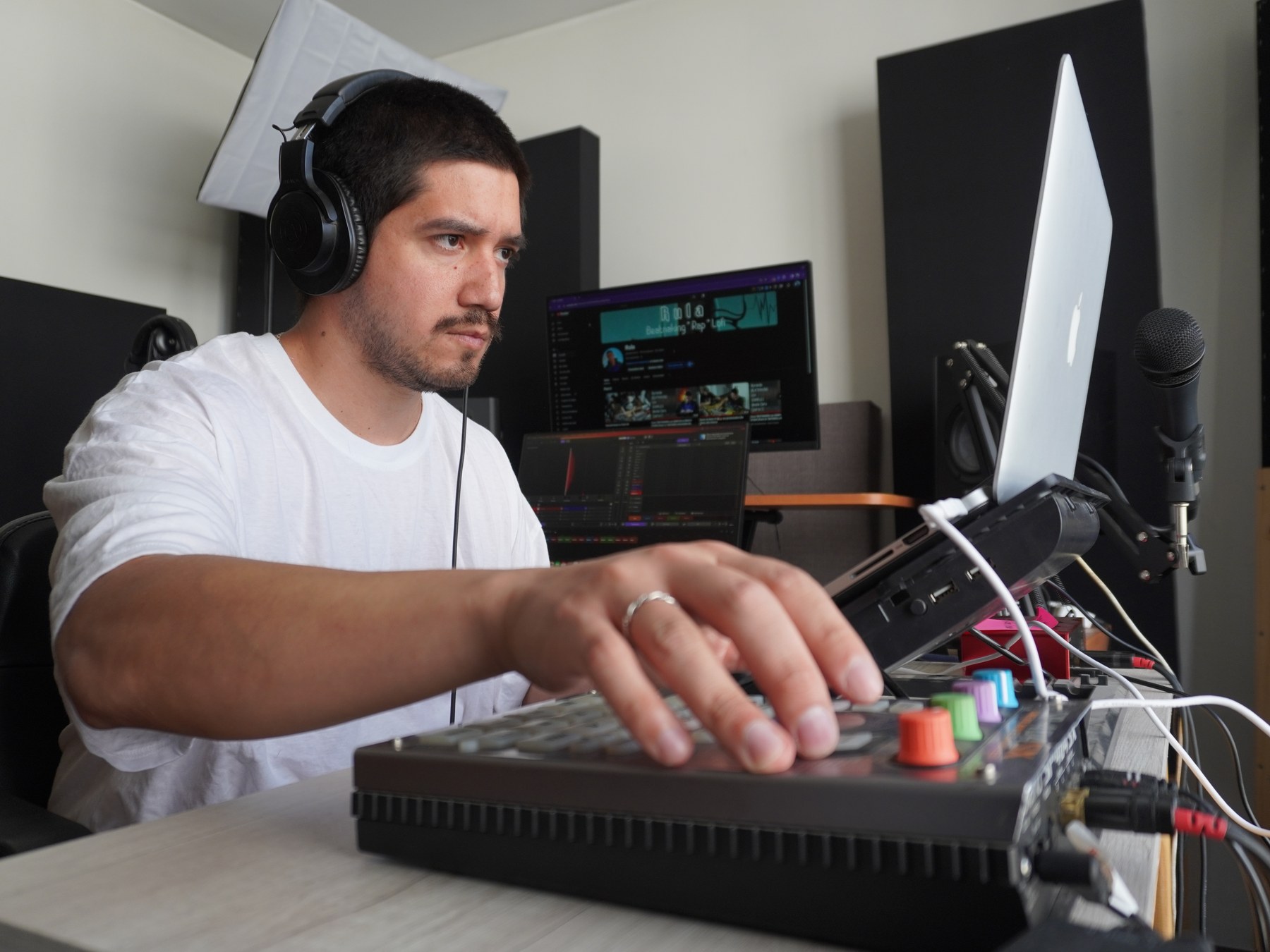 Rula Producer trabajando en su sampler, con su canal de YouTube al fondo
