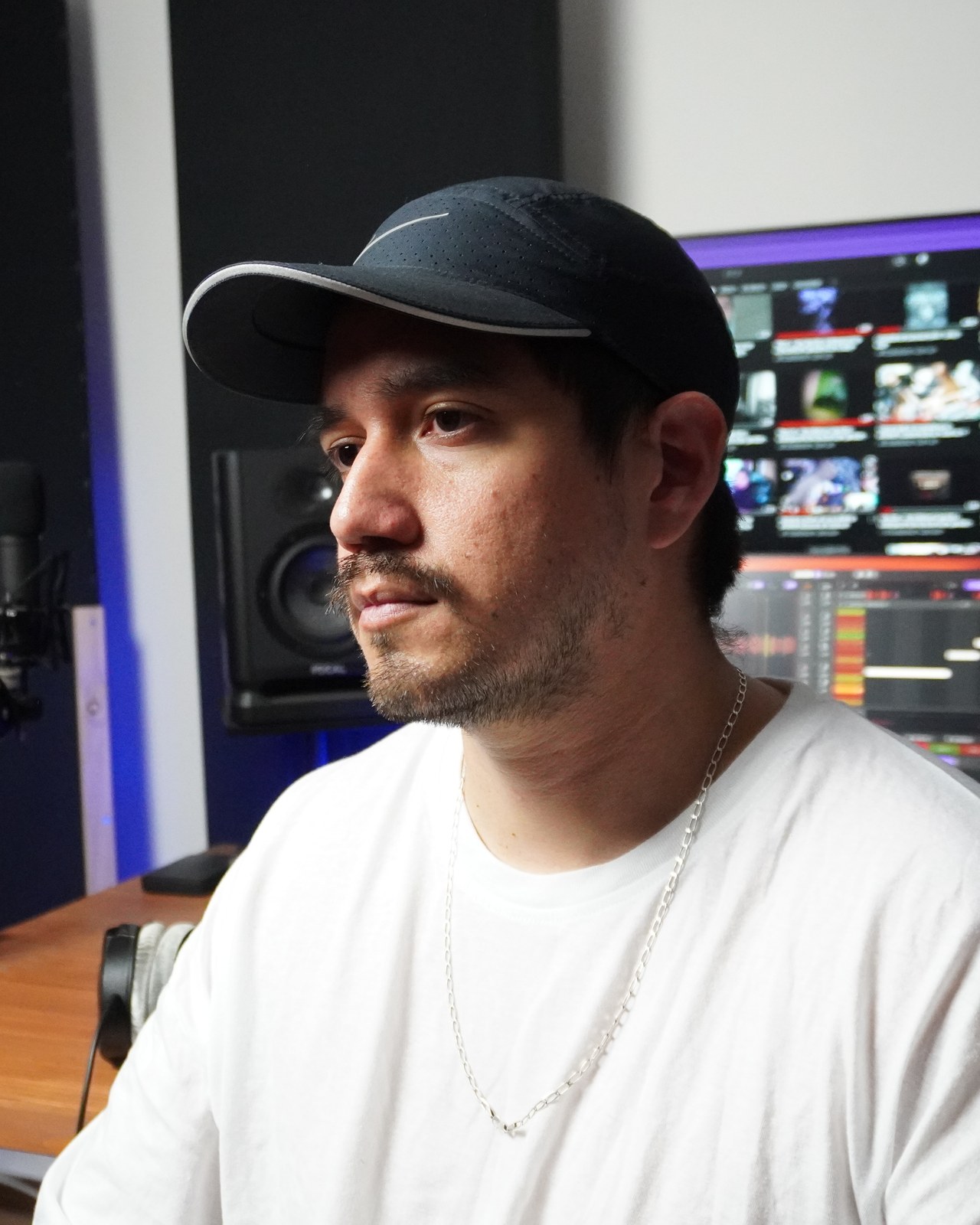 Rula Producer en su estudio, frente a su equipo de grabación